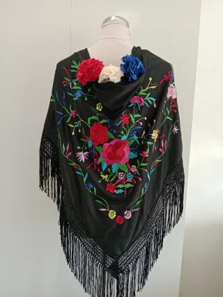 Mantoncillo bordado flores negro