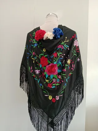 Mantoncillo bordado flores negro