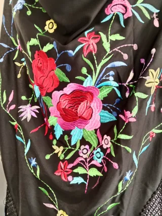 Mantoncillo bordado flores negro