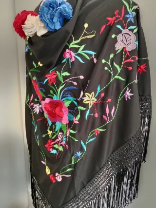 Mantoncillo bordado flores negro
