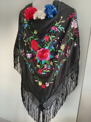Mantoncillo bordado flores negro