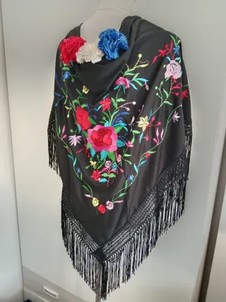 Mantoncillo bordado flores negro