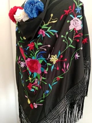 Mantoncillo bordado flores negro
