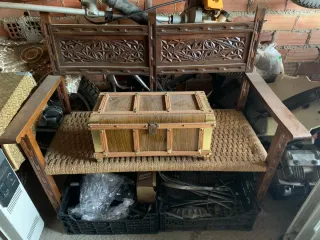 Banco antiguo madera tallada y tela beige