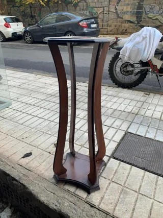 Banco antiguo madera tallada y tela beige