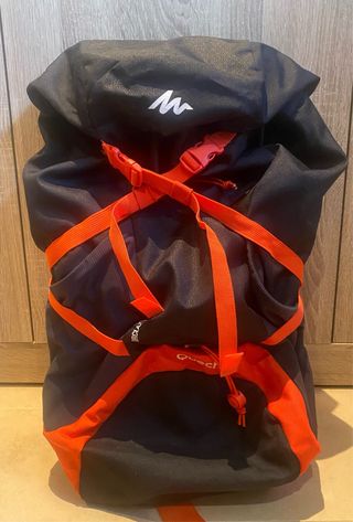 Mochila Quechua Negra y Naranja 30L