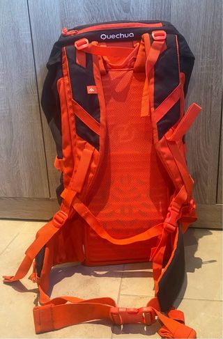 Mochila Quechua Negra y Naranja 30L