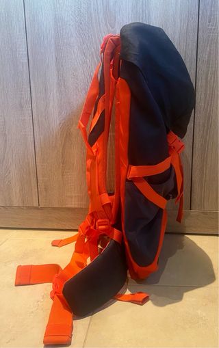 Mochila Quechua Negra y Naranja 30L