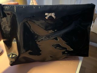 Neceser Primark PVC negro brillante con lazo
