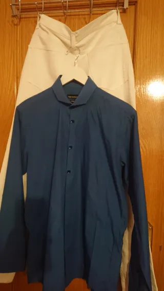 Pantalones blancos y camisa azul ajustada