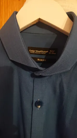 Pantalones blancos y camisa azul ajustada