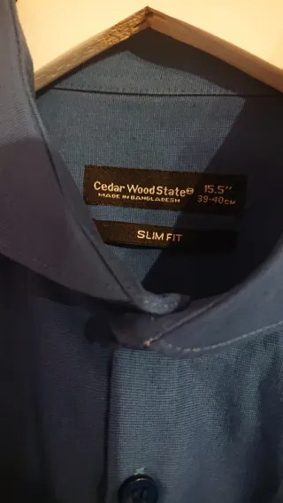 Pantalones blancos y camisa azul ajustada