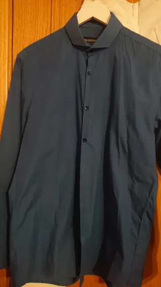 Pantalones blancos y camisa azul ajustada