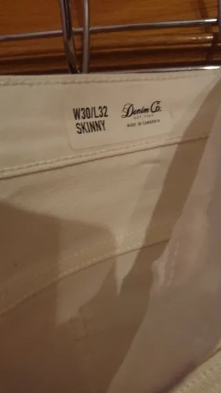 Pantalones blancos y camisa azul ajustada