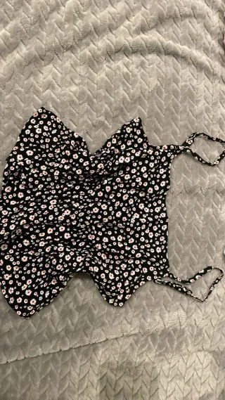Top floral negro con tirantes