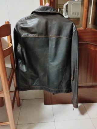 Cazadora de cuero marrón desgastado