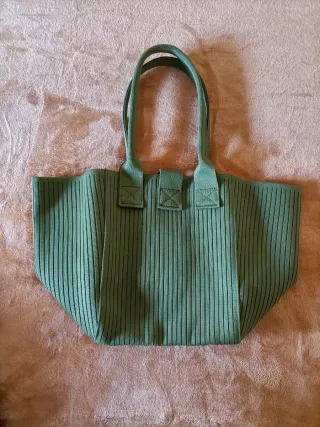 Bolso verde de tela plisada