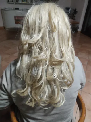 Parrucca donna bionda riccia,lunga e con frangia