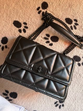 Cartera negra acolchada con cadena