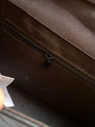 Cartera negra acolchada con cadena