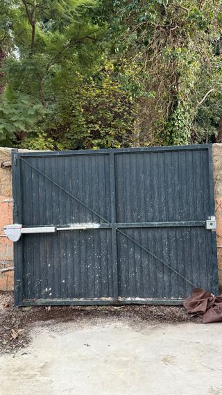 Puerta de garaje de hierro con motor