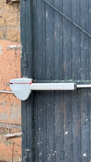 Puerta de garaje de hierro con motor