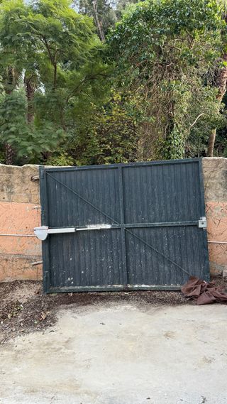 Puerta de garaje de hierro con motor