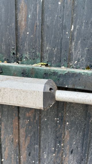 Puerta de garaje de hierro con motor