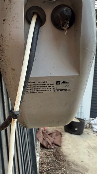 Puerta de garaje de hierro con motor