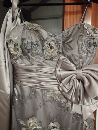 Vestido fiesta raso dorado y gris