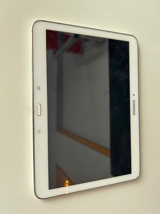 Tablet Samsung Plata y Blanca