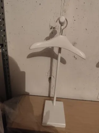 Soporte primera puesta con percha incluida