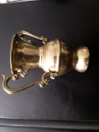 Jarrón de bronce con decoraciones