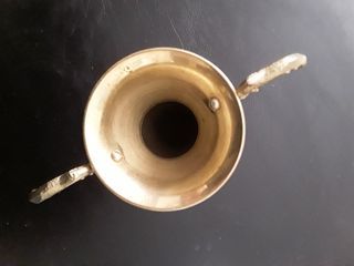 Jarrón de bronce con decoraciones