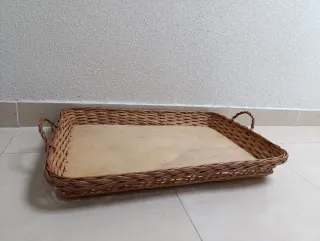 Bandeja de mimbre con asas