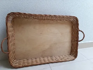 Bandeja de mimbre con asas