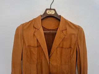 Chaqueta tipo gabardina en piel