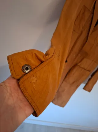 Chaqueta tipo gabardina en piel