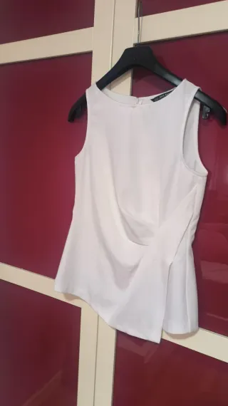 Top Zara blanco sin mangas drapeado