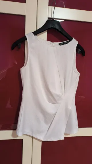 Top Zara blanco sin mangas drapeado