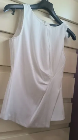 Top Zara blanco sin mangas drapeado