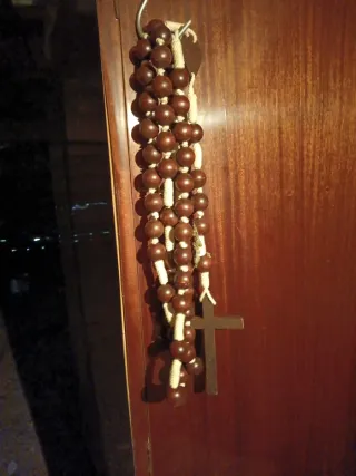 Rosario de madera con cruz