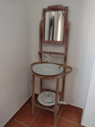 Mueble lavabo antiguo con espejo