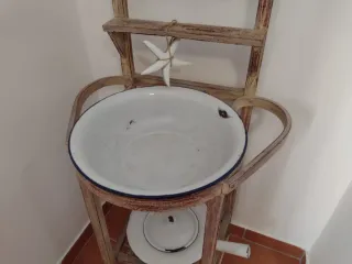 Mueble lavabo antiguo con espejo