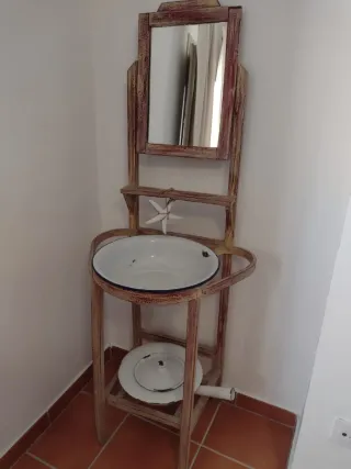 Mueble lavabo antiguo con espejo