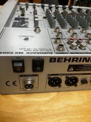 Mixer profesional Beheringuer EURORACK MX-2004A