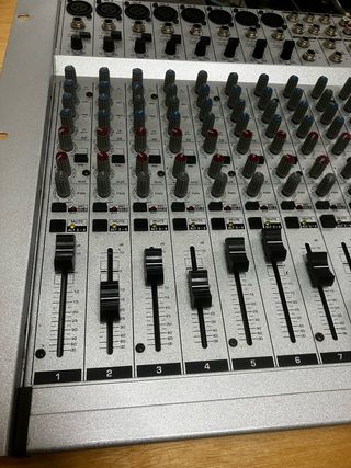 Mixer profesional Beheringuer EURORACK MX-2004A