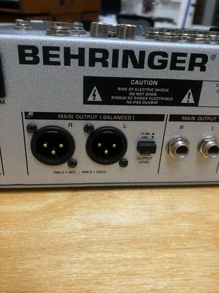Mixer profesional Beheringuer EURORACK MX-2004A
