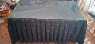 Mesa y sillas con estampado floral