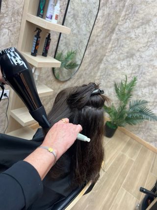 Servicio de Peluquería y Manicura.